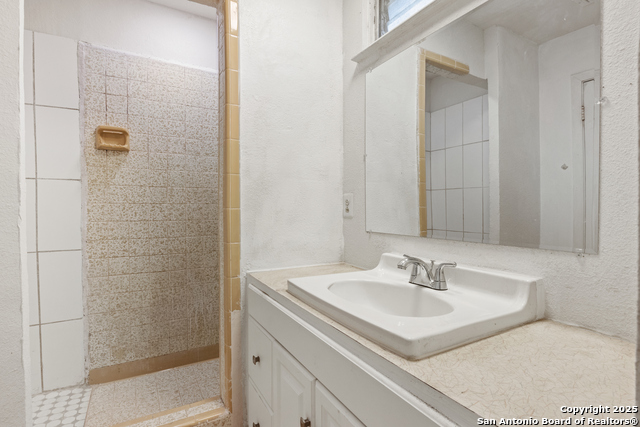 Listing photo id 7 for 5431 Stonybrook