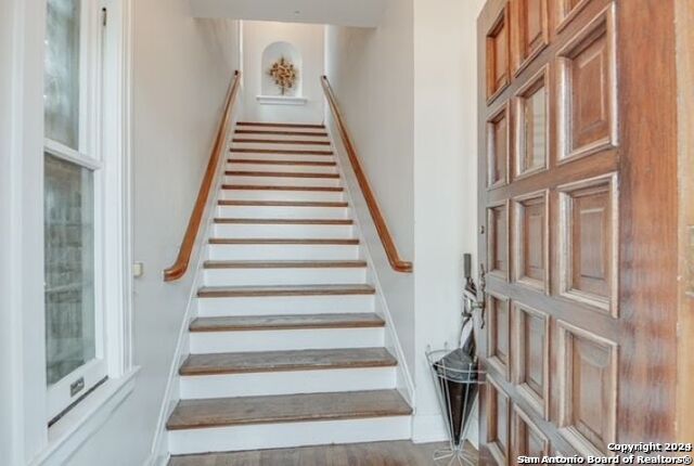 Image 5 of 22 For 123 Ridgewood Ct E