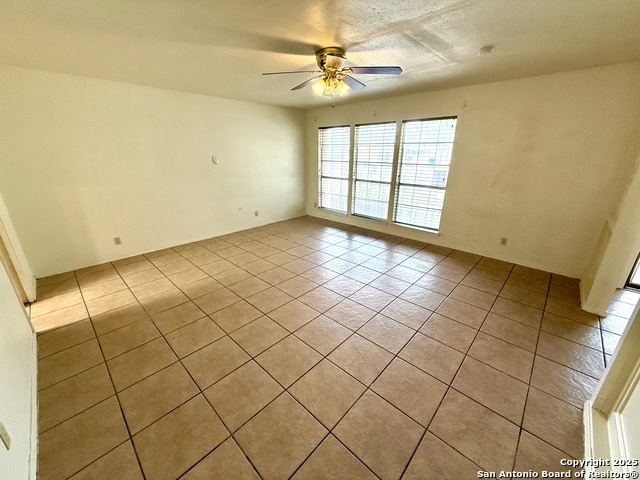 Image 7 of 33 For 4922 Lambeth Dr