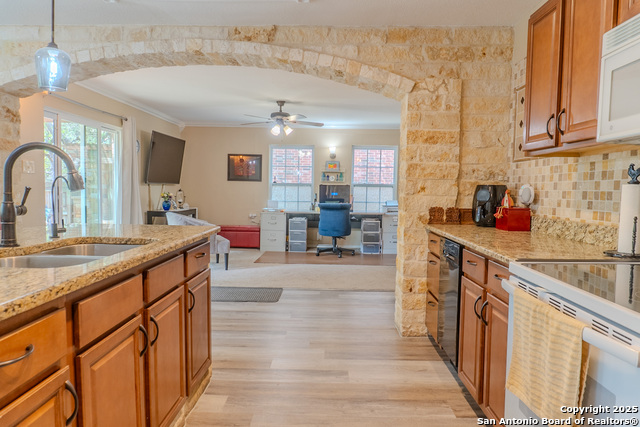 Listing photo id 9 for 10935 Hamlen Park