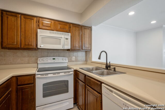 Image 16 of 29 For 7738 Chambers  608
