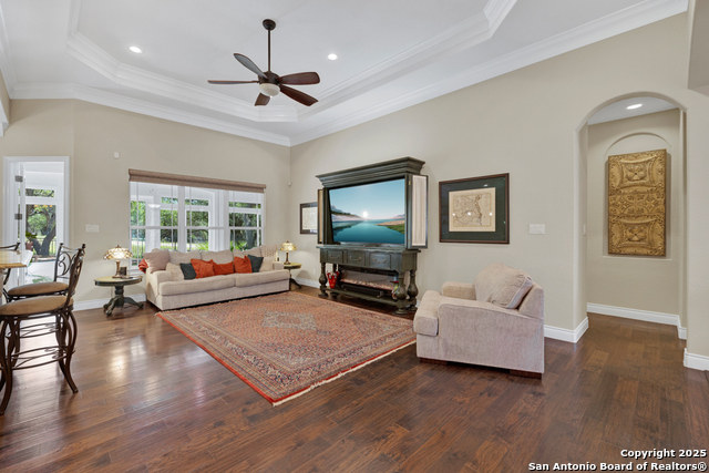 Listing photo id 10 for 1164 Fairway