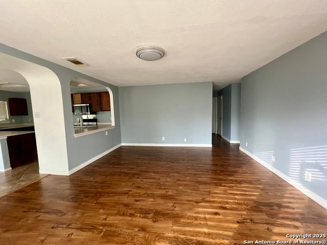 Listing photo id 2 for 7301 Avery Rd
