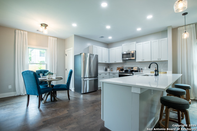 Listing photo id 4 for 227 Quentin
