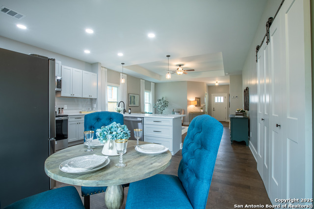 Listing photo id 5 for 227 Quentin