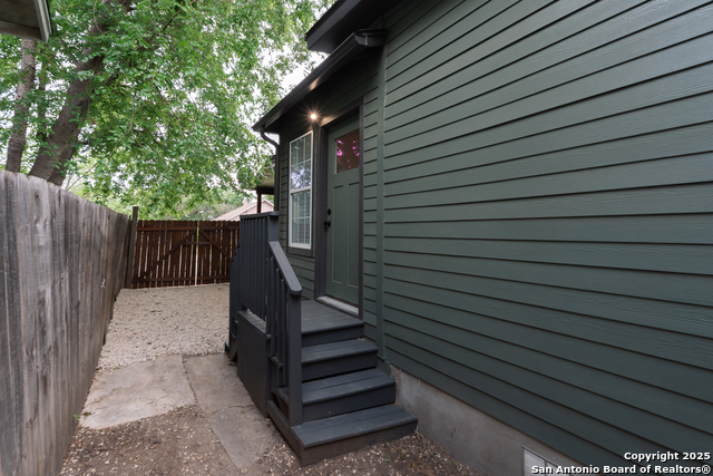 Image 24 of 33 For 1140 Agarita Ave. W