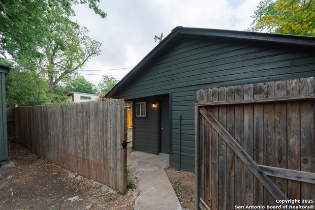 Image 27 of 33 For 1140 Agarita Ave. W
