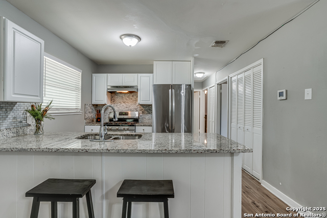 Image 15 of 34 For 5011 Village Lawn