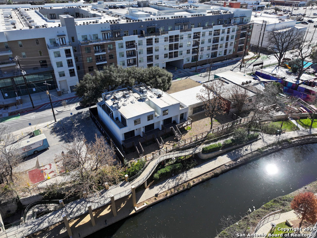 Listing photo id 9 for 1023 Avenue B