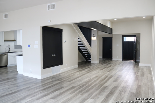 Listing photo id 1 for 1023 Avenue B