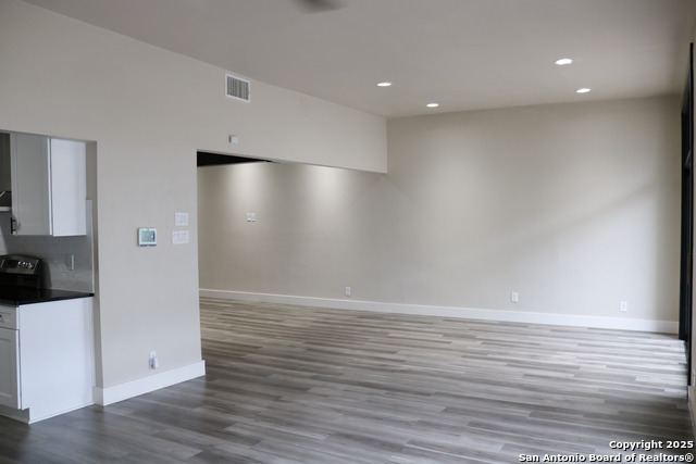 Listing photo id 2 for 1023 Avenue B