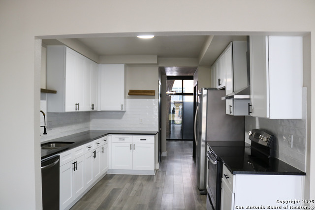 Listing photo id 3 for 1023 Avenue B