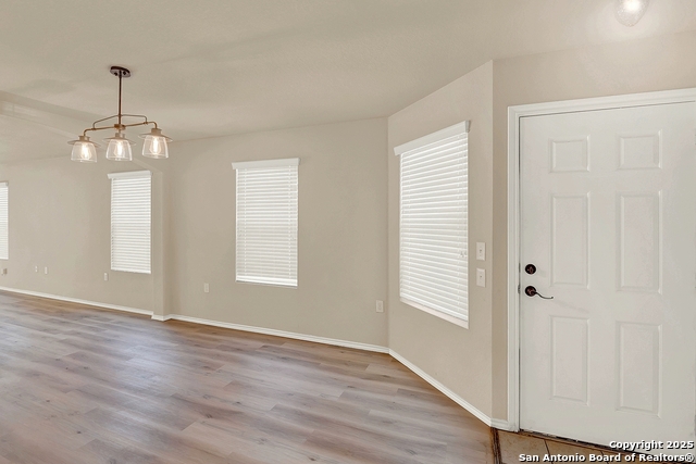 Listing photo id 8 for 8906 Mission Brk