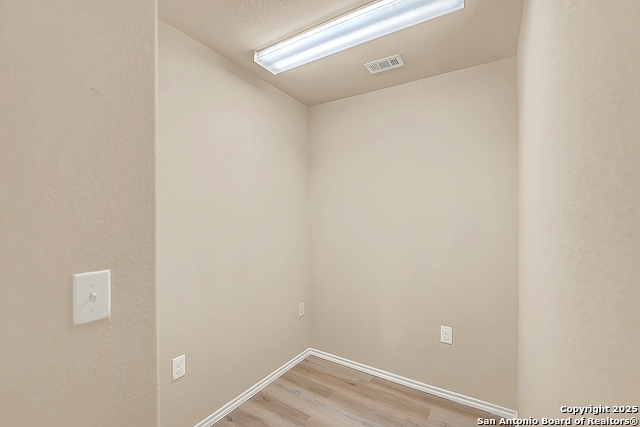 Listing photo id 15 for 8906 Mission Brk