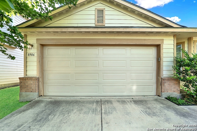 Listing photo id 3 for 8906 Mission Brk