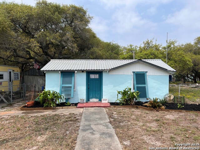 Listing photo id 9 for 930 Houston N