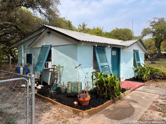 Listing photo id 10 for 930 Houston N