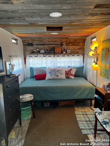 Listing photo id 14 for 930 Houston N