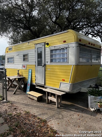 Listing photo id 15 for 930 Houston N