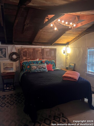 Listing photo id 3 for 930 Houston N