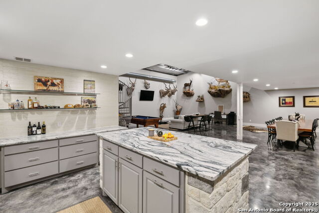 Listing photo id 11 for 148 Lakecreek
