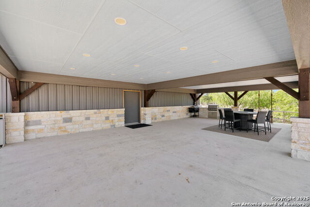 Listing photo id 18 for 148 Lakecreek