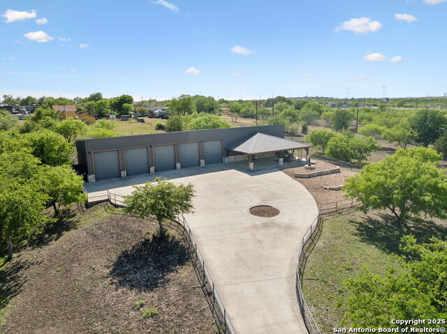Listing photo id 45 for 148 Lakecreek