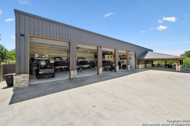 Listing photo id 4 for 148 Lakecreek