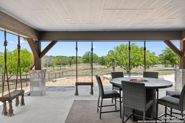 Listing photo id 5 for 148 Lakecreek