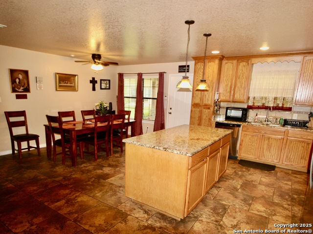 Listing photo id 5 for 12365 Rudolph Rd Unit 3