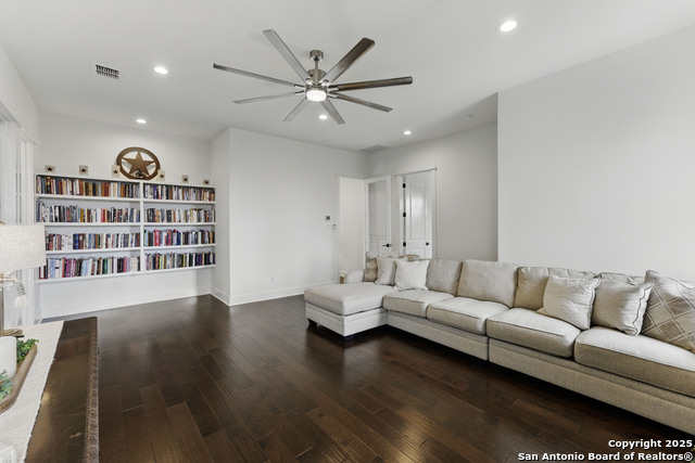 Listing photo id 31 for 321 Bentwood Dr