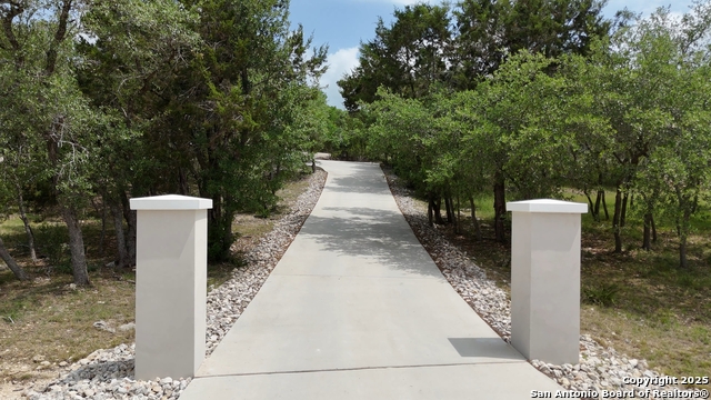 Listing photo id 3 for 321 Bentwood Dr