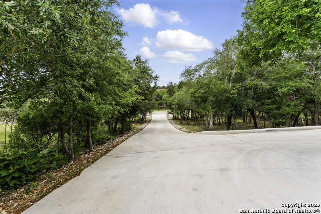 Listing photo id 4 for 321 Bentwood Dr