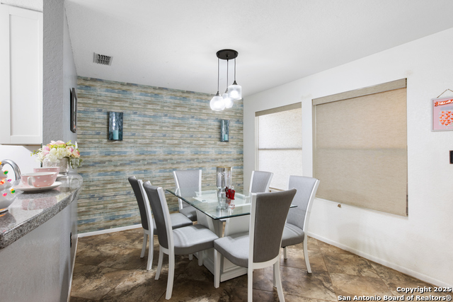 Listing photo id 11 for 4722 Crystal Farm