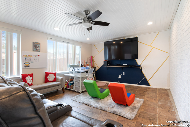 Listing photo id 14 for 4722 Crystal Farm