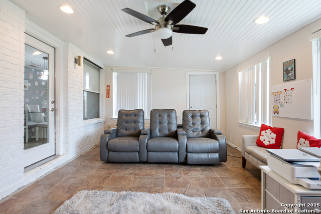 Listing photo id 15 for 4722 Crystal Farm