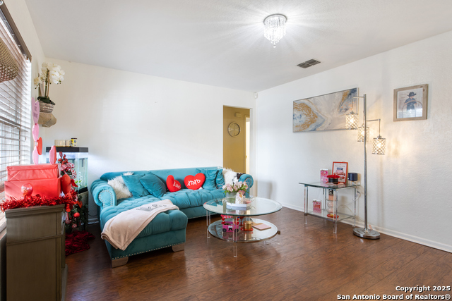 Listing photo id 6 for 4722 Crystal Farm