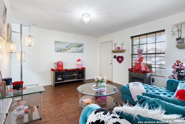 Listing photo id 7 for 4722 Crystal Farm