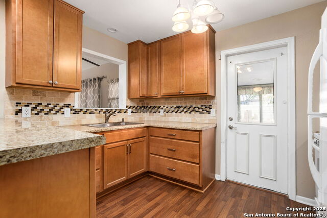 Listing photo id 2 for 107 Shropshire Dr.