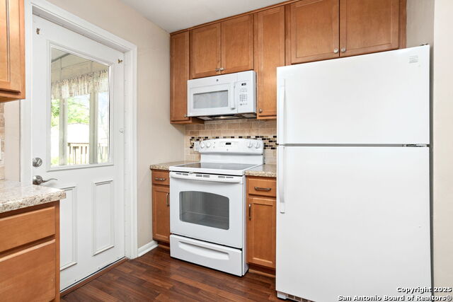 Listing photo id 3 for 107 Shropshire Dr.