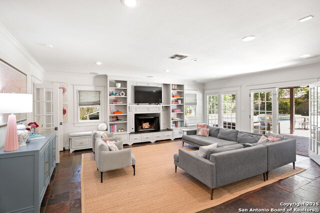 Listing photo id 9 for 204 Parklane