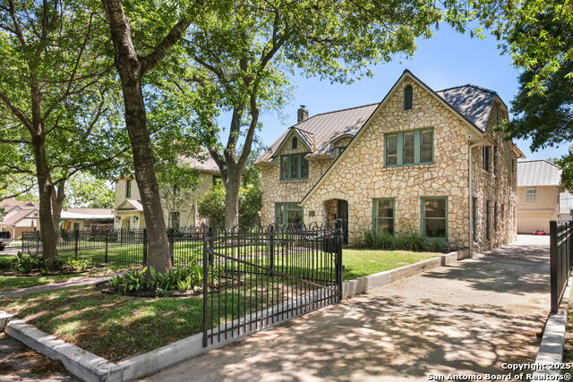 Listing photo id 0 for 204 Parklane