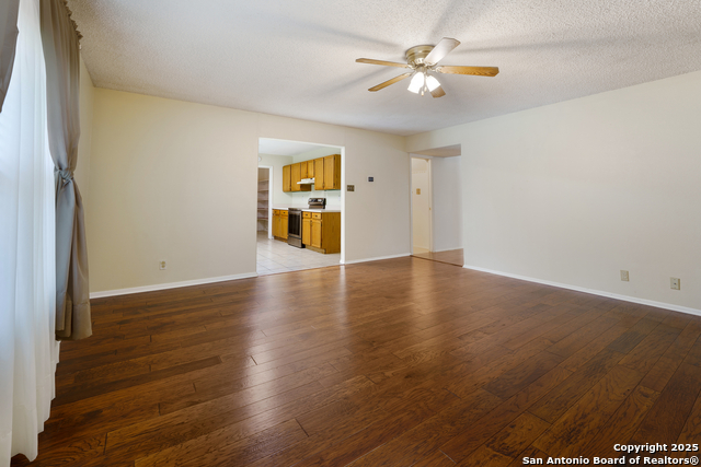 Listing photo id 8 for 6635 Meadow Dawn