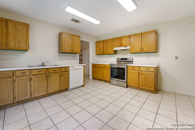 Listing photo id 9 for 6635 Meadow Dawn