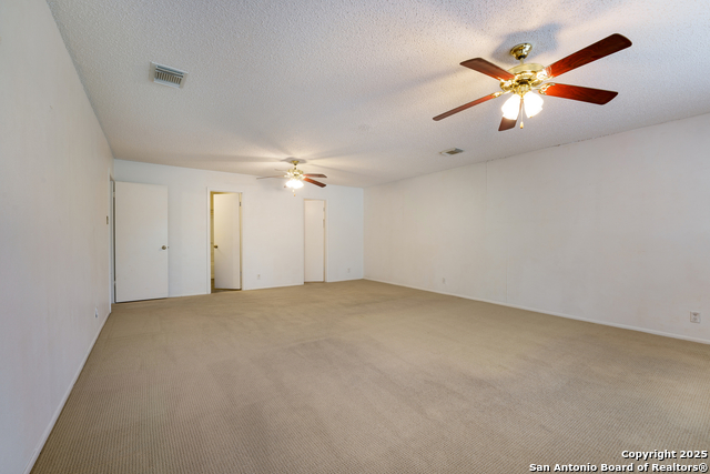 Listing photo id 10 for 6635 Meadow Dawn