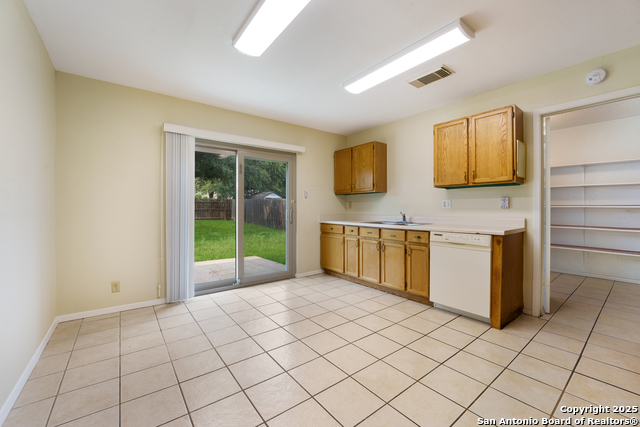 Listing photo id 12 for 6635 Meadow Dawn