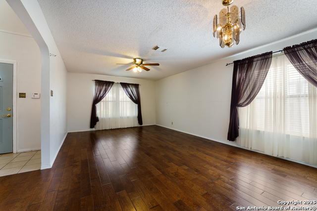 Listing photo id 4 for 6635 Meadow Dawn