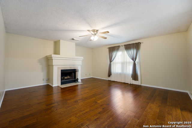Listing photo id 6 for 6635 Meadow Dawn