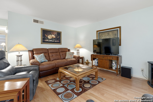 Image 4 of 13 For 8401 New Braunfels N 201