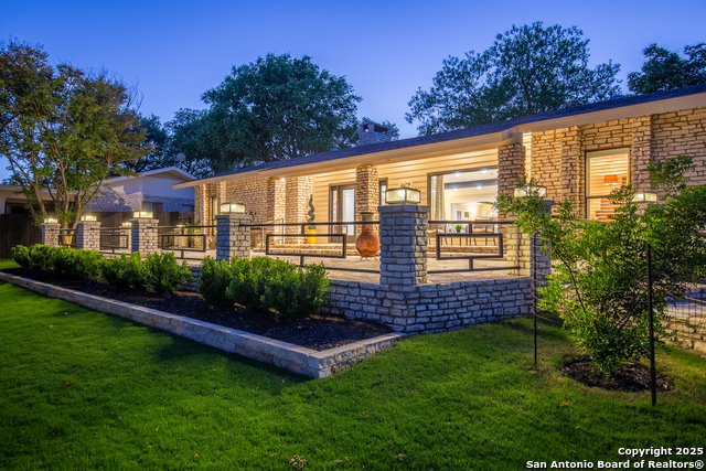 Listing photo id 0 for 122 West Ln  